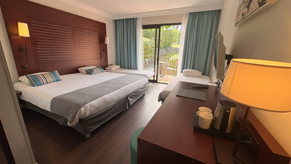 Quadruple Côté colline Club | Premium bedding, minibar, in-room safe, desk