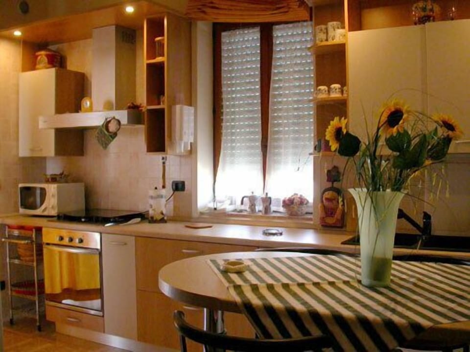 Stovetop, coffee/tea maker, cookware/dishes/utensils