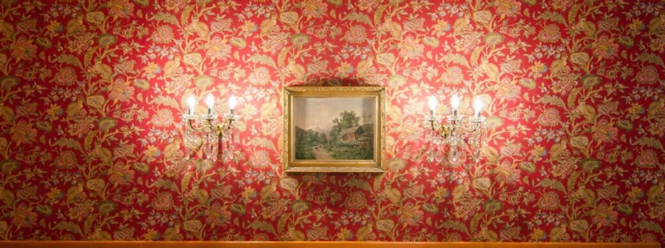 Breakfast and dinner served, local cuisine