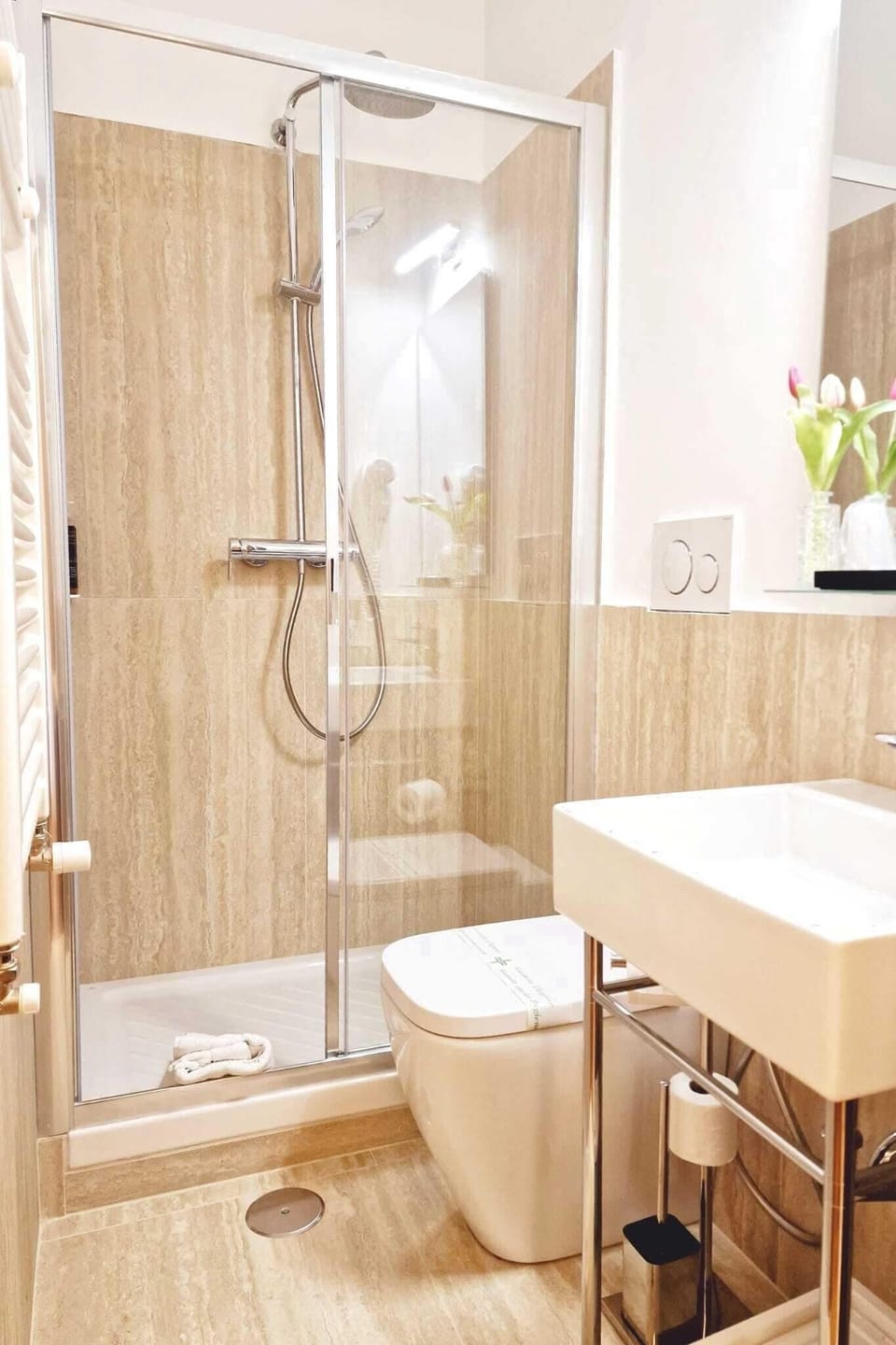Economy Room | Bathroom | Shower, free toiletries, hair dryer, towels