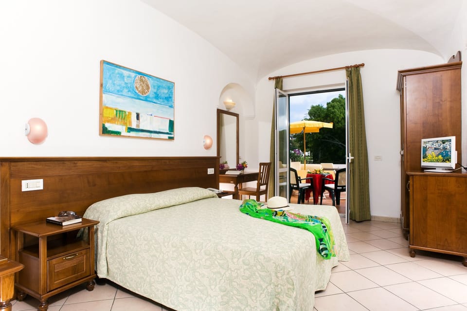 Family Room (Deluxe) | Minibar, cribs/infant beds, WiFi, bed sheets