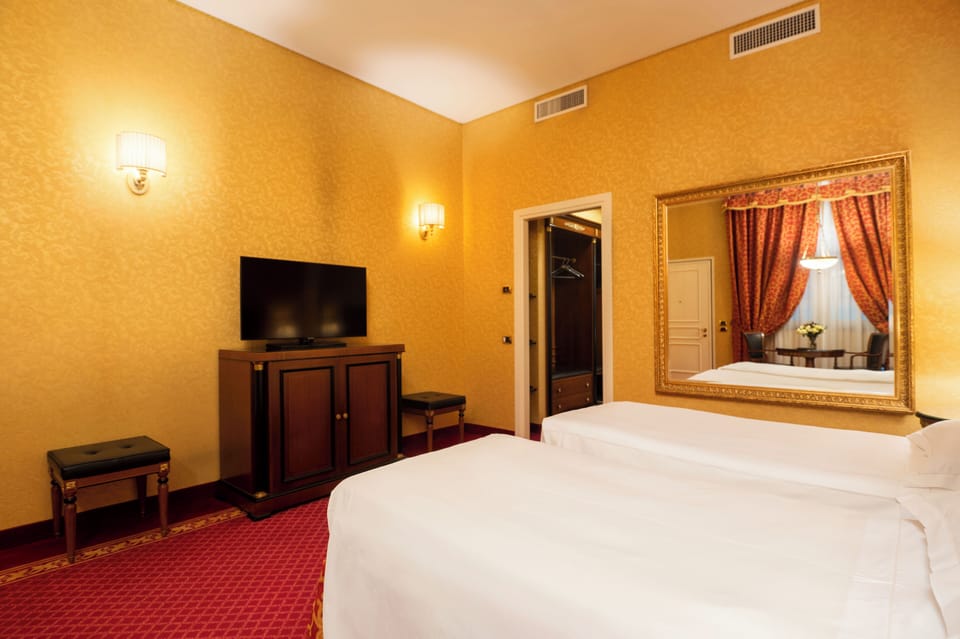 Twin Room | Minibar, in-room safe, desk, laptop workspace