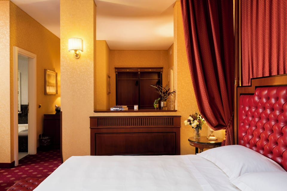 Suite, Hot Tub | Minibar, in-room safe, desk, laptop workspace