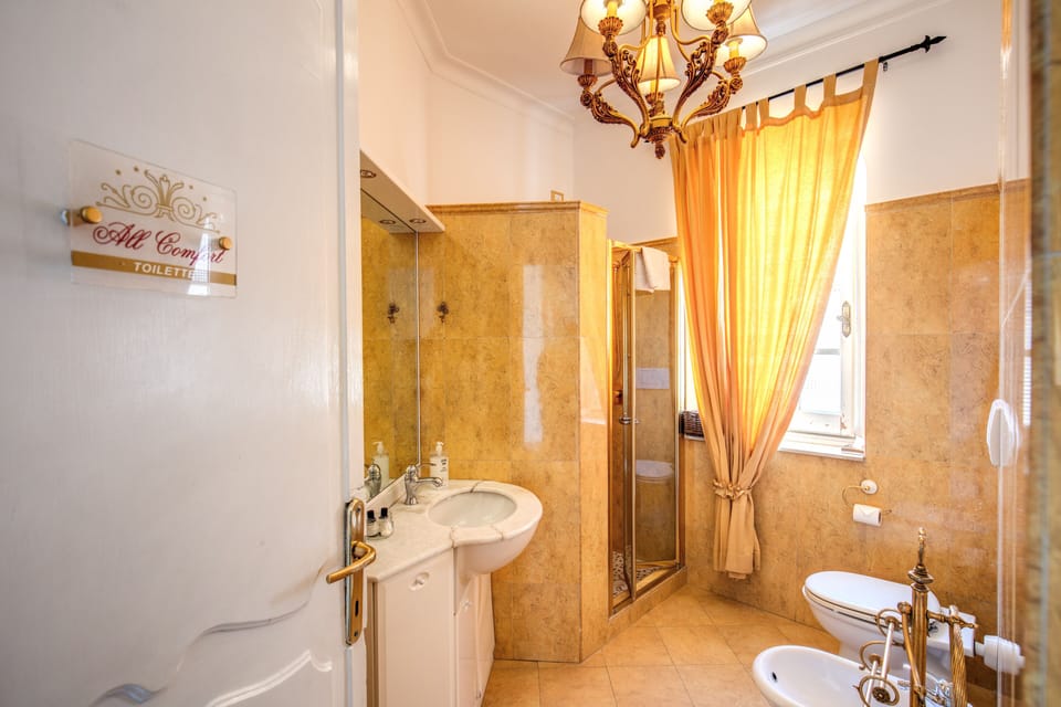 Economy Double or Twin Room with External Bathroom | Bathroom | Free toiletries, hair dryer, towels
