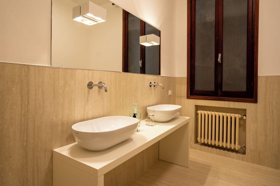 Deluxe Double Room | Bathroom | Free toiletries, hair dryer, bidet, towels