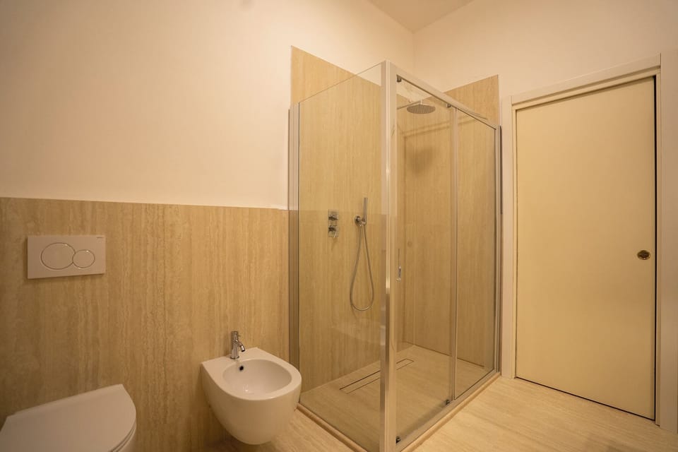 Deluxe Double Room | Bathroom | Free toiletries, hair dryer, bidet, towels