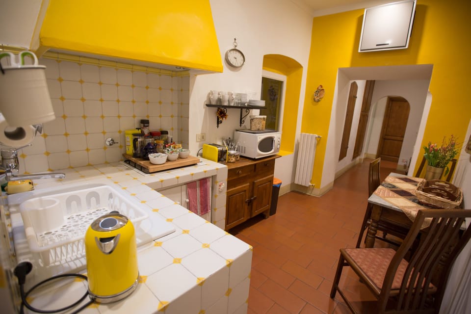 Executive Suite, Refrigerator & Microwave | Private kitchen