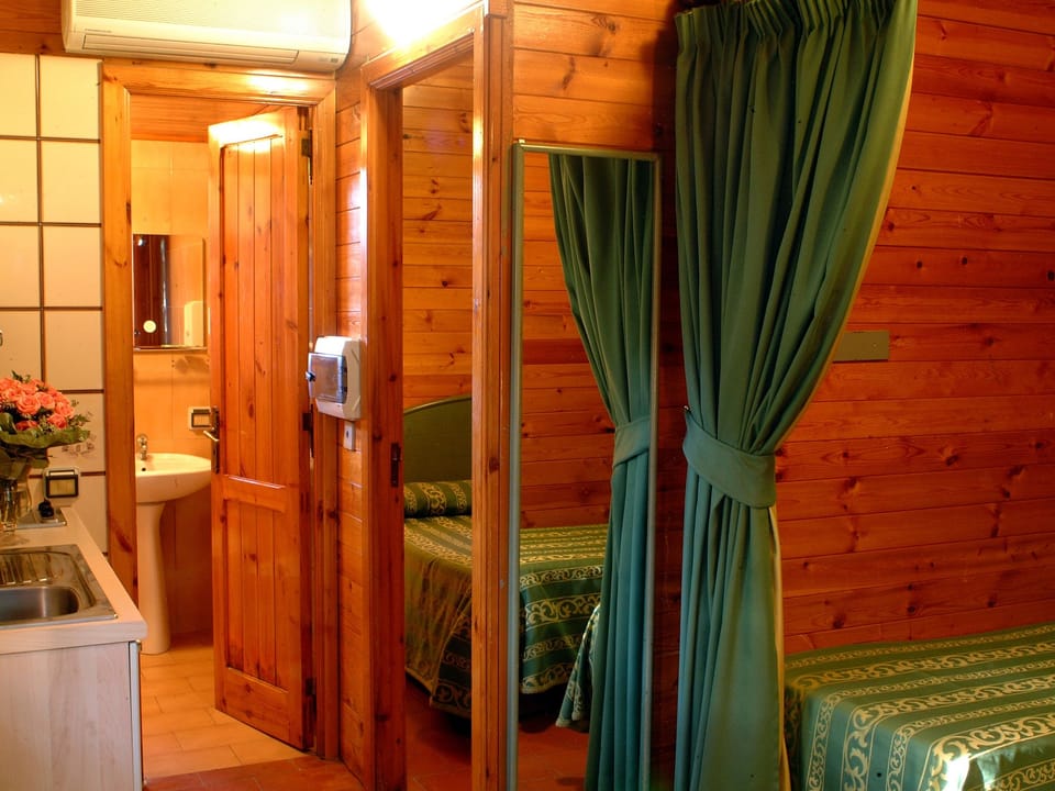 Bungalow for 2 people | In-room safe, desk, blackout drapes, iron/ironing board