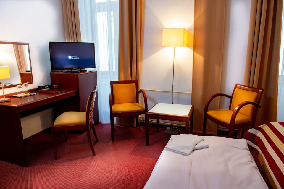 Double room + 2 extra bed | 1 bedroom, hypo-allergenic bedding, memory foam beds, in-room safe