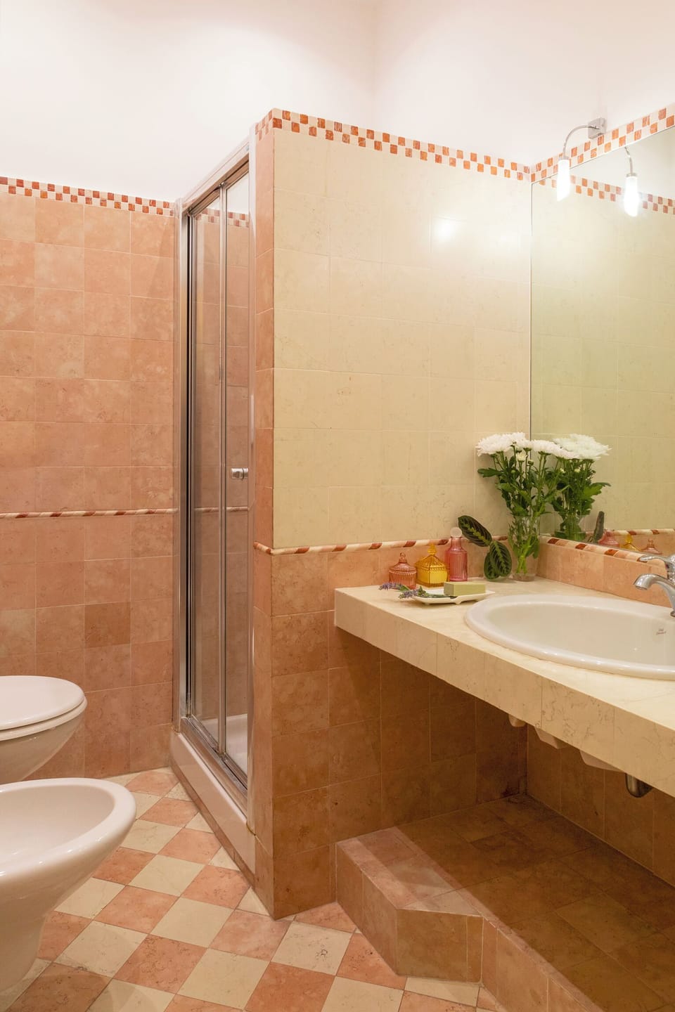 Double Room, Balcony | Bathroom | Shower, hair dryer, bidet, towels