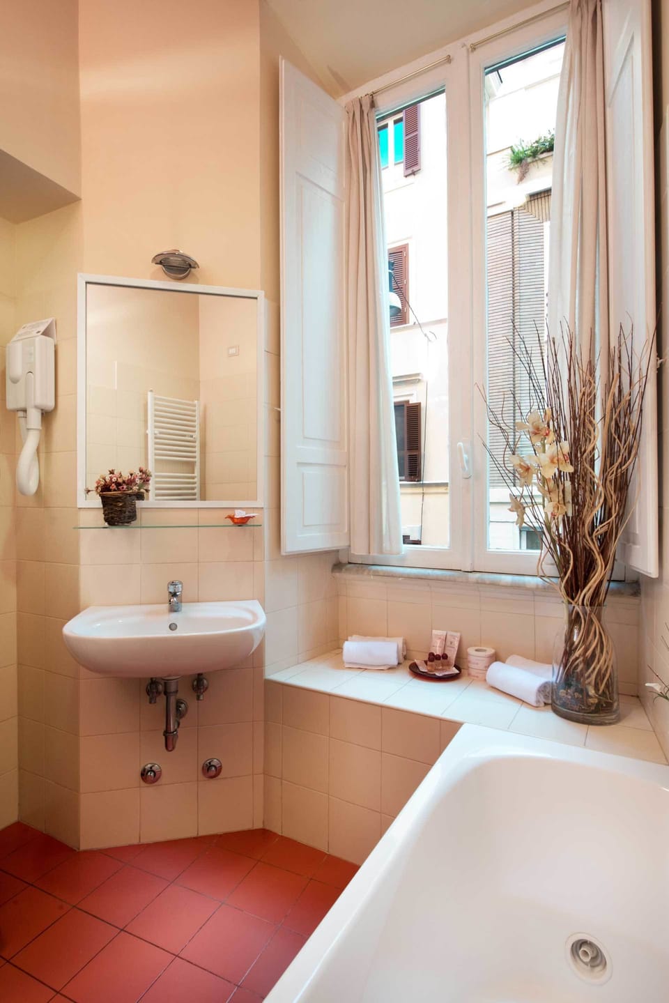 Combined shower/tub, free toiletries, hair dryer, bidet
