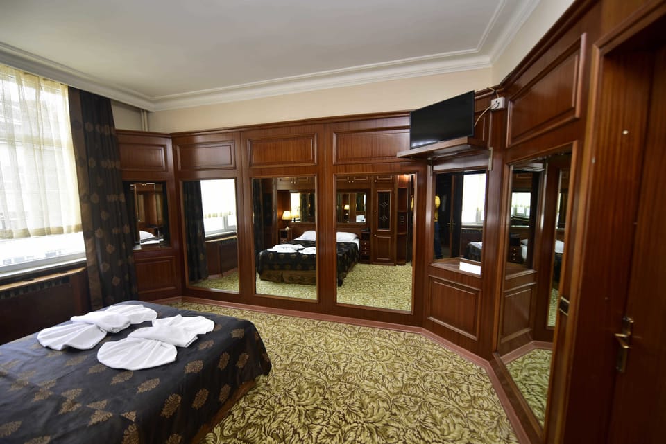 Suite, 1 Bedroom | Minibar, in-room safe, desk, soundproofing