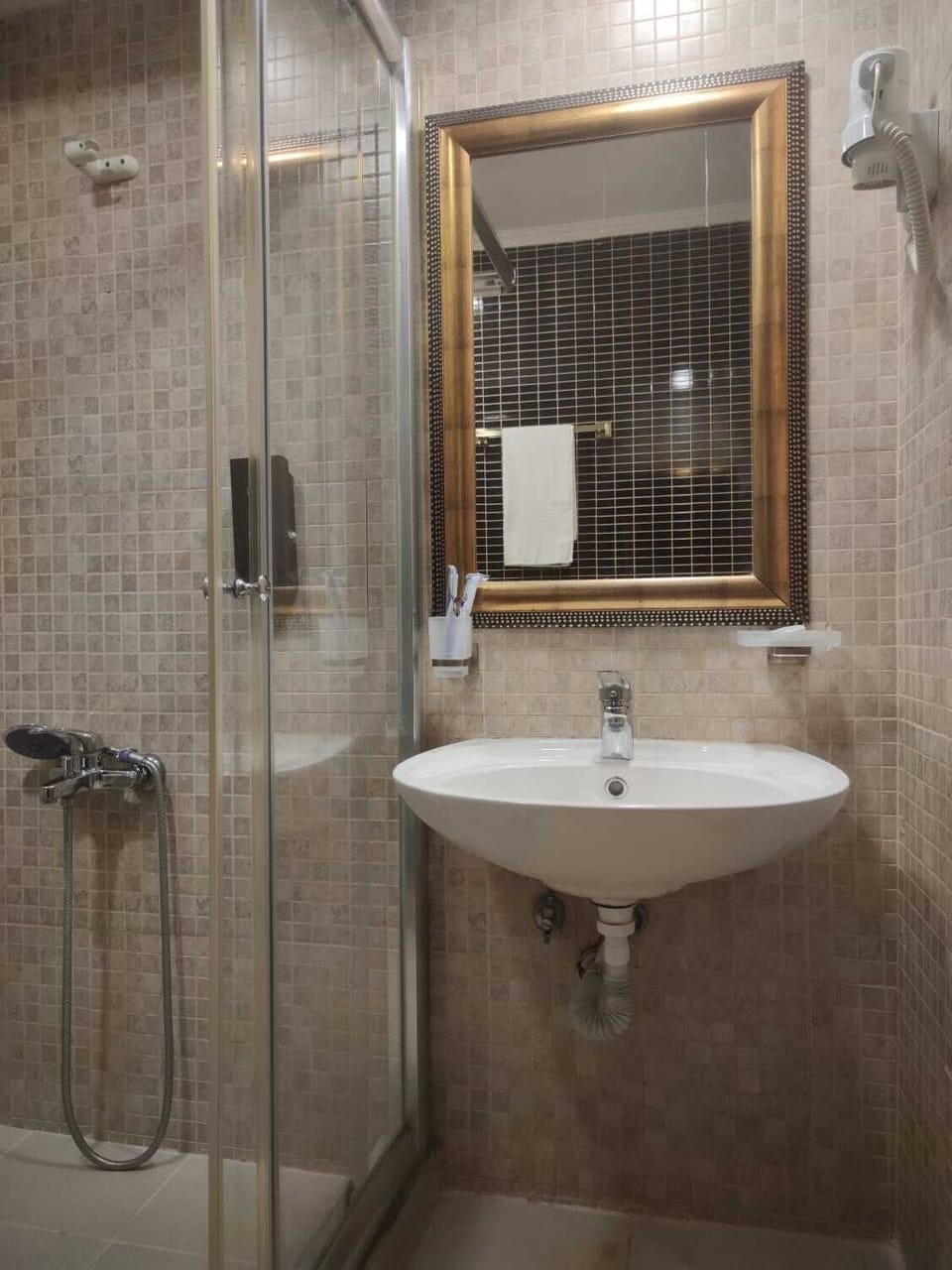 Classic Double or Twin Room | Bathroom | Shower, free toiletries, hair dryer, slippers