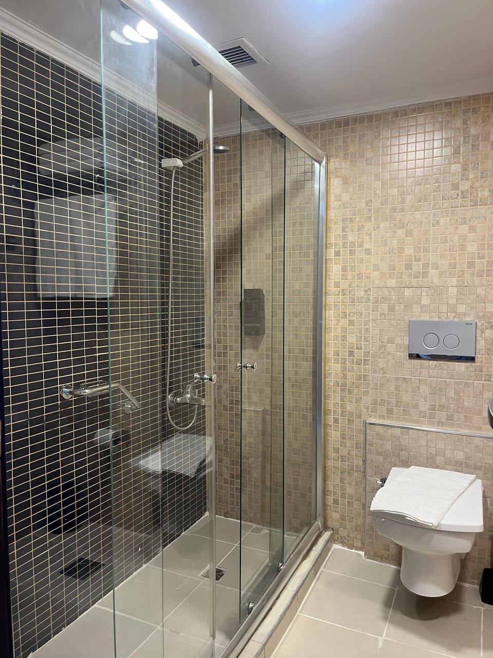 Triple Room | Bathroom | Shower, free toiletries, hair dryer, slippers