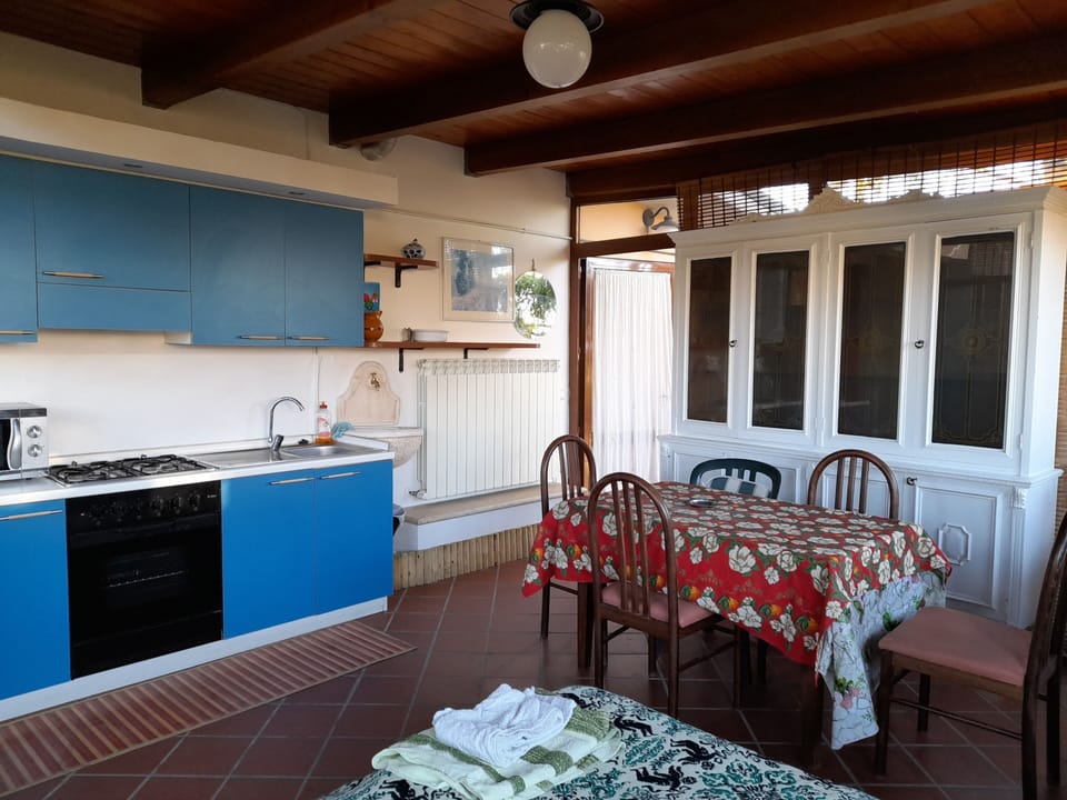 Business Single Room, City View | Private kitchen | Coffee/tea maker, fridge, shared microwave