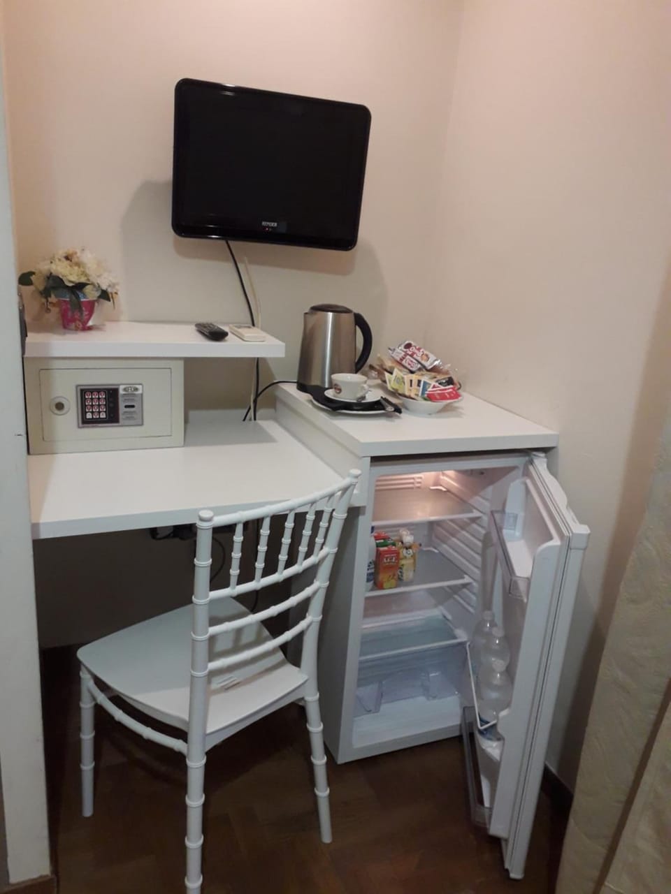 Minibar (free items), in-room safe, desk, WiFi (free)