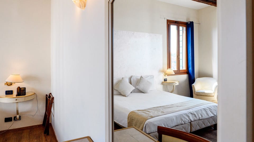 Junior Studio Suite | Minibar, desk, laptop workspace, blackout drapes