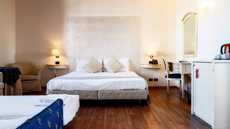 Junior Studio Suite | Minibar, desk, laptop workspace, blackout drapes