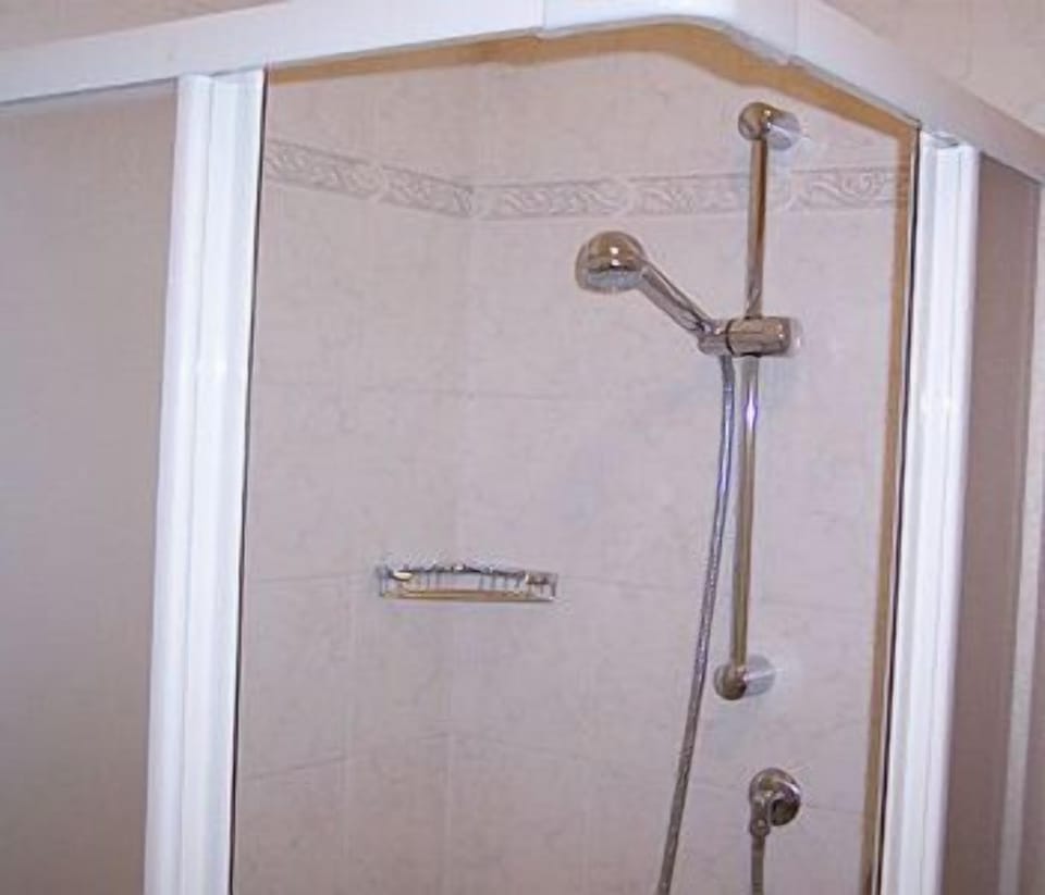 Triple Room | Bathroom shower