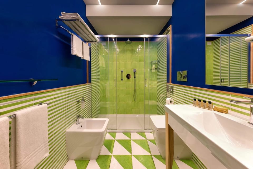 Triple Room | Bathroom | Free toiletries, hair dryer, bidet, towels