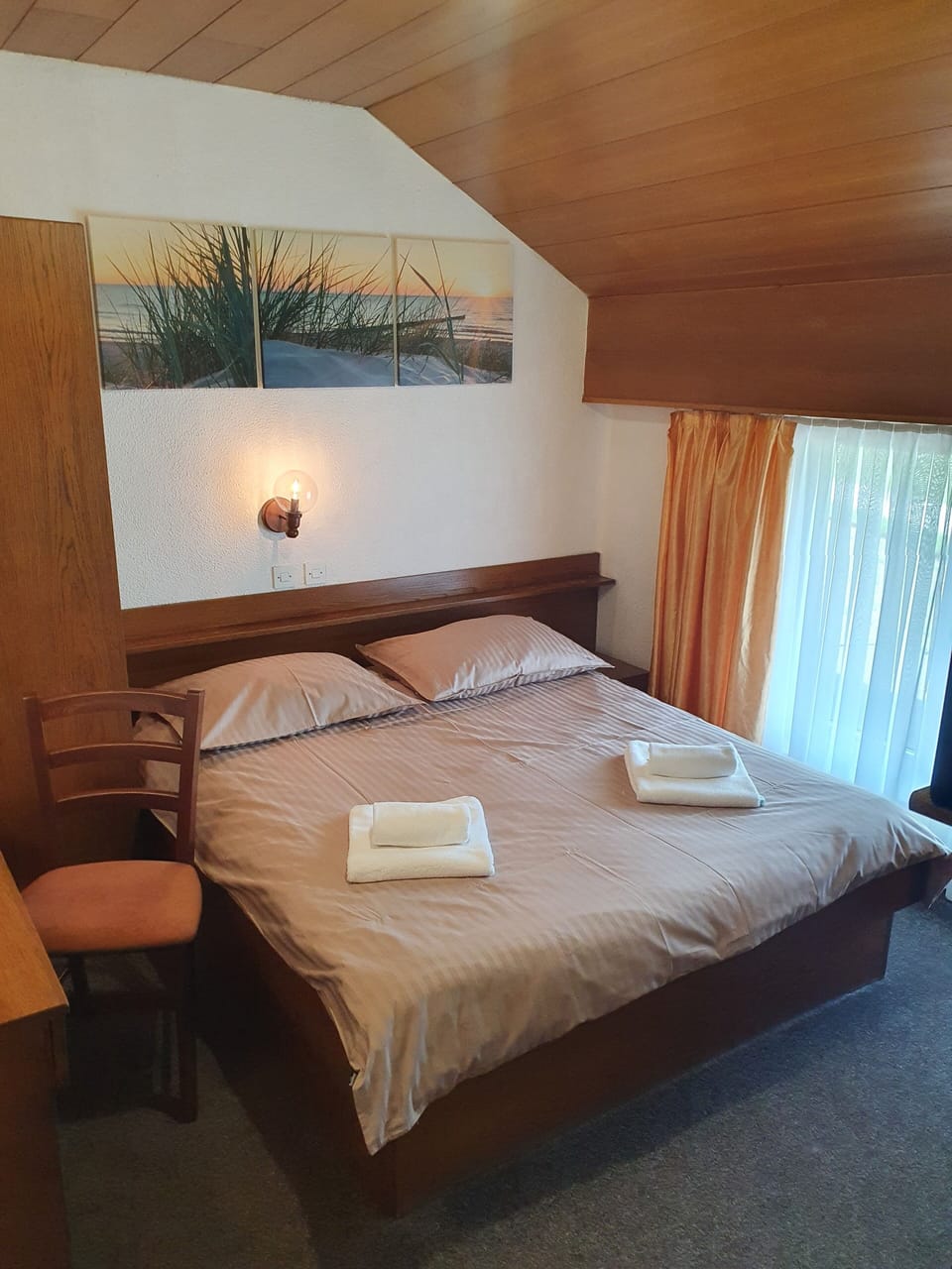 Desk, free WiFi, bed sheets
