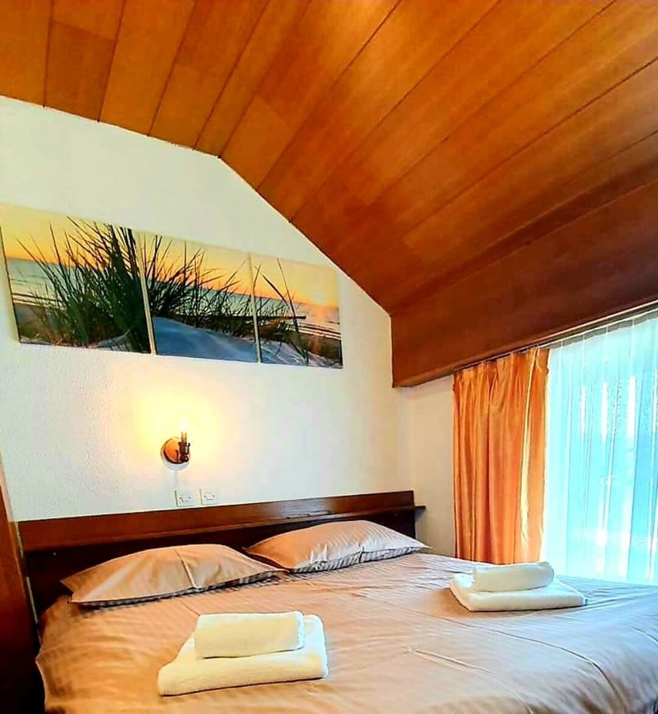 Double Room | Desk, free WiFi, bed sheets