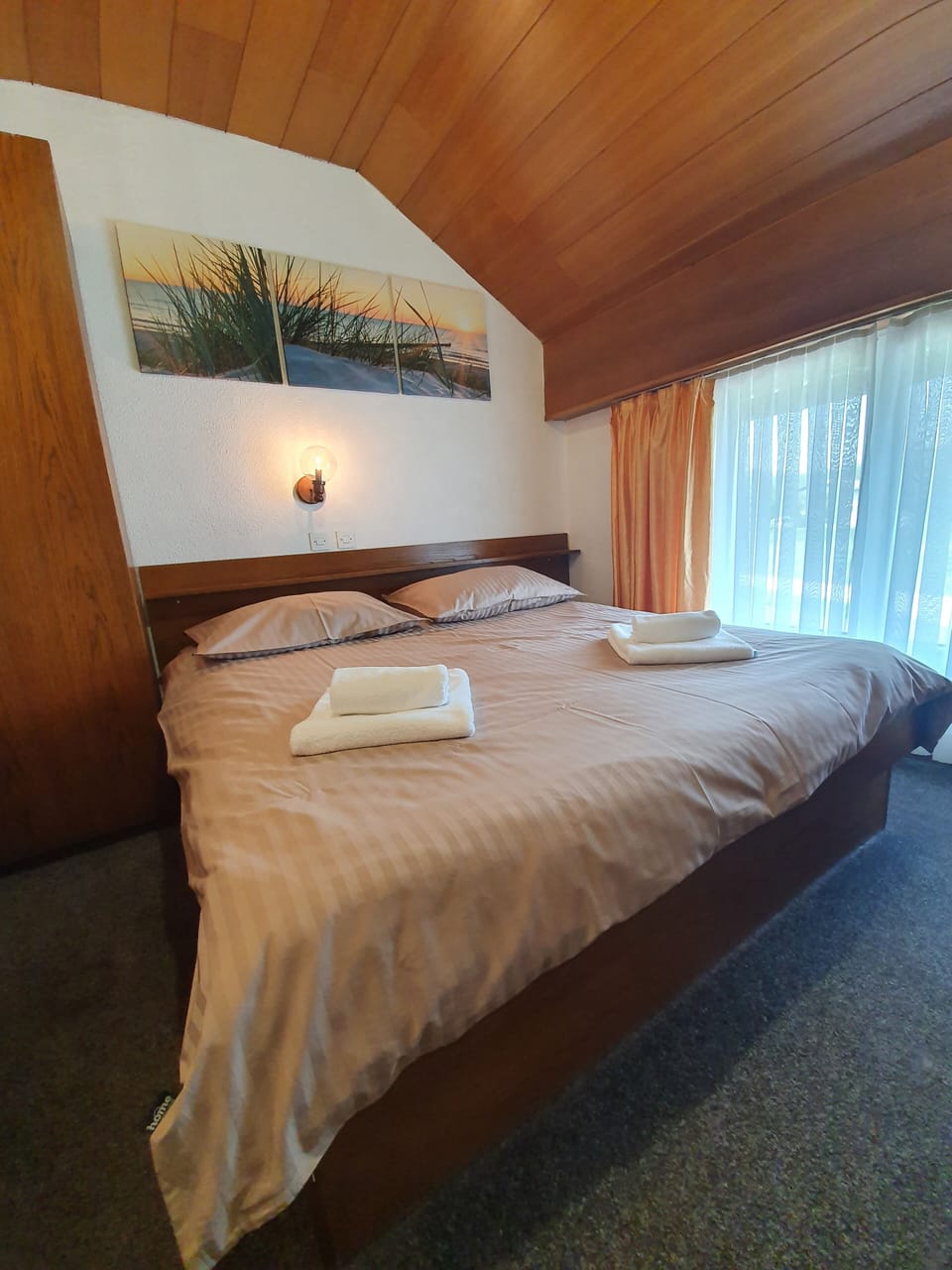 Desk, free WiFi, bed sheets