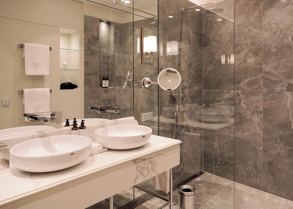 Deluxe Double Room | Bathroom | Shower, rainfall showerhead, free toiletries, hair dryer