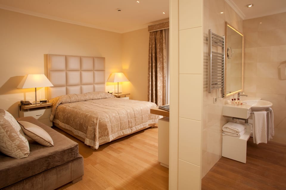 Superior Room | Hypo-allergenic bedding, minibar, in-room safe, desk