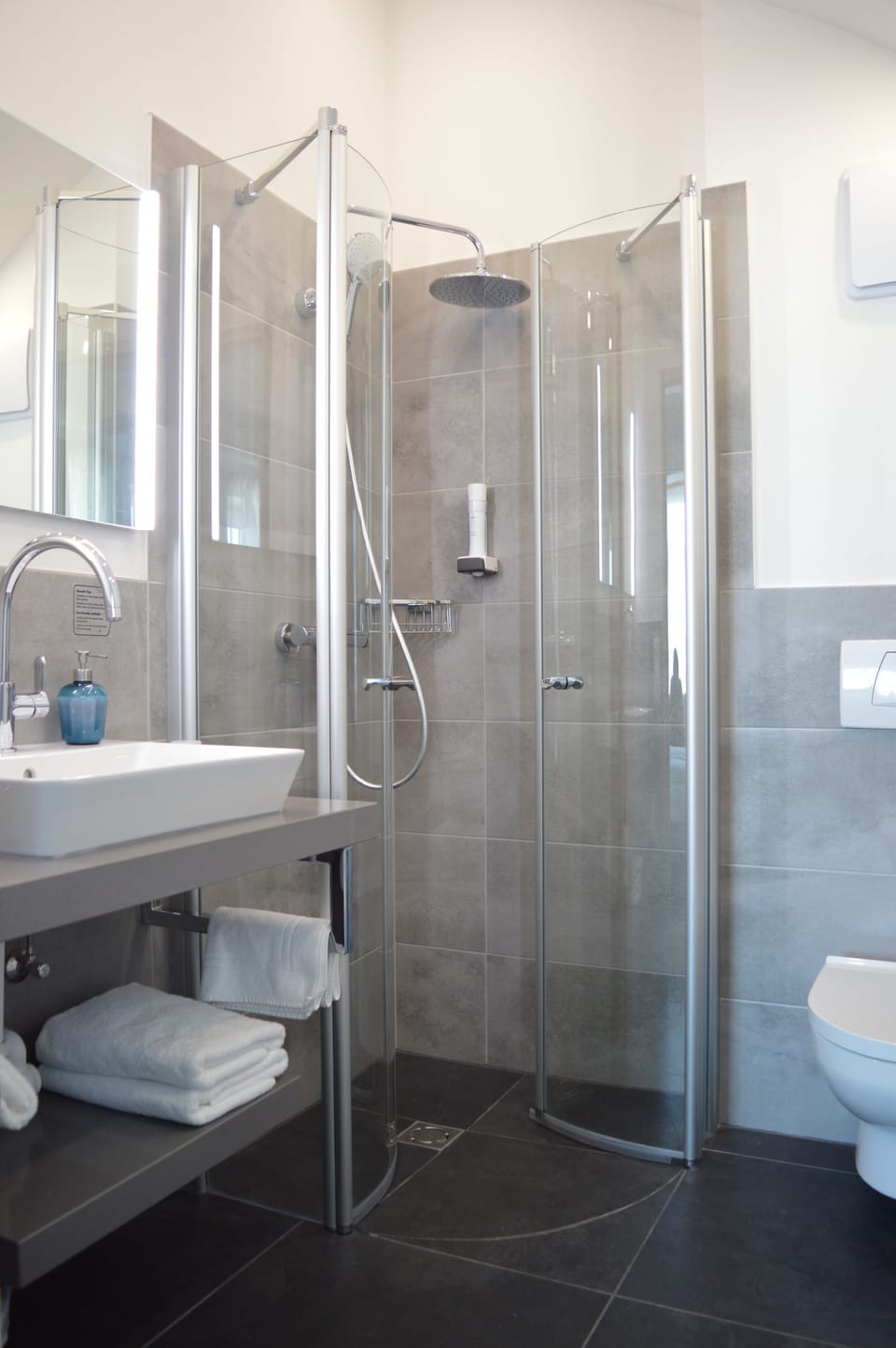 Superior Double Room | Bathroom | Hair dryer, towels, soap, shampoo