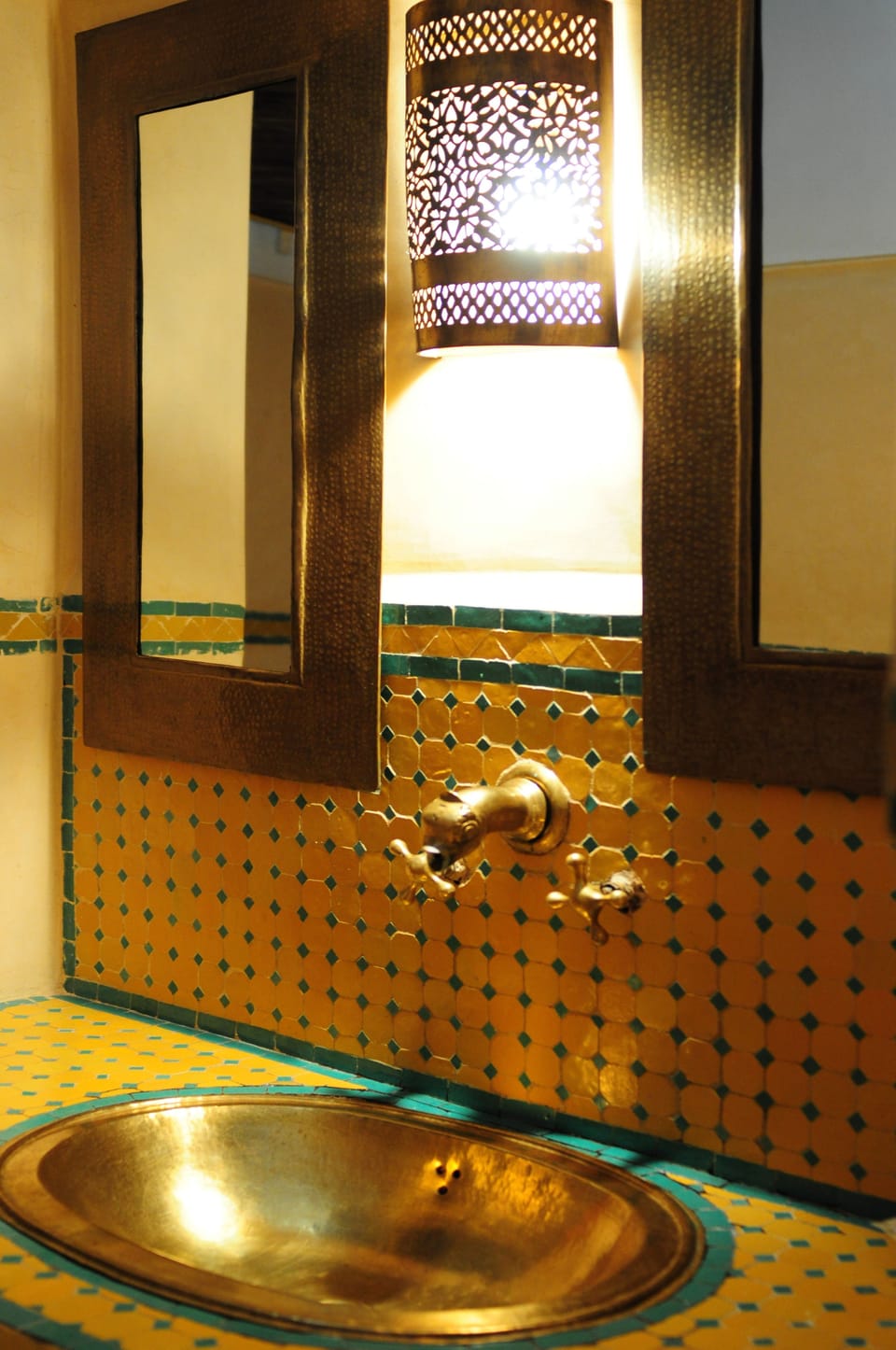 Family Suite | Bathroom | Shower, free toiletries, hair dryer, towels