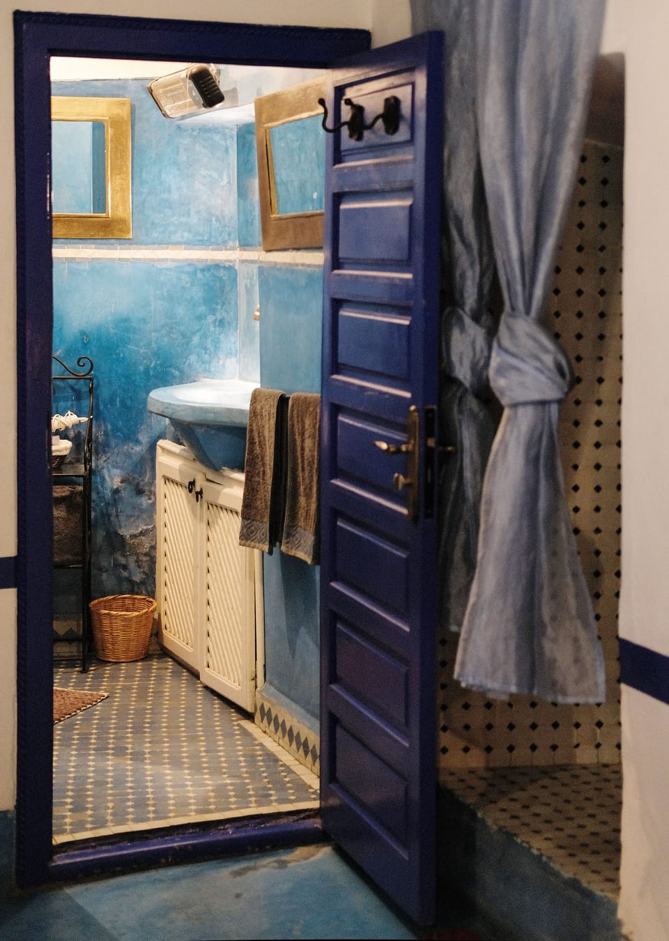 Double Room | Bathroom | Shower, free toiletries, hair dryer, towels