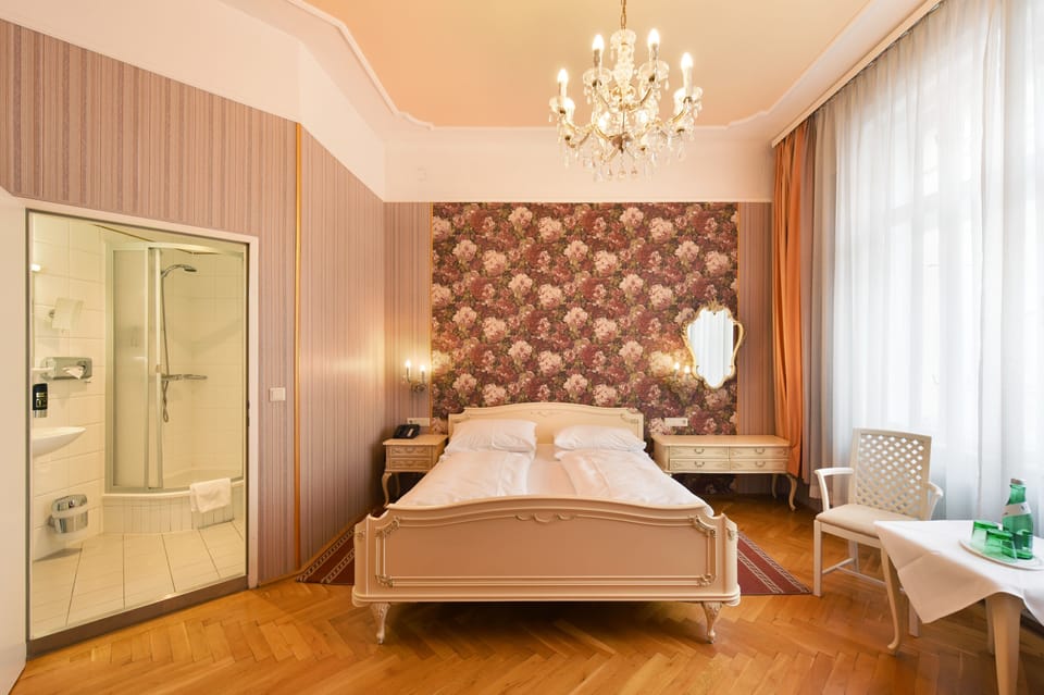 Comfort Triple Room | Premium bedding, in-room safe, WiFi (free), bed sheets