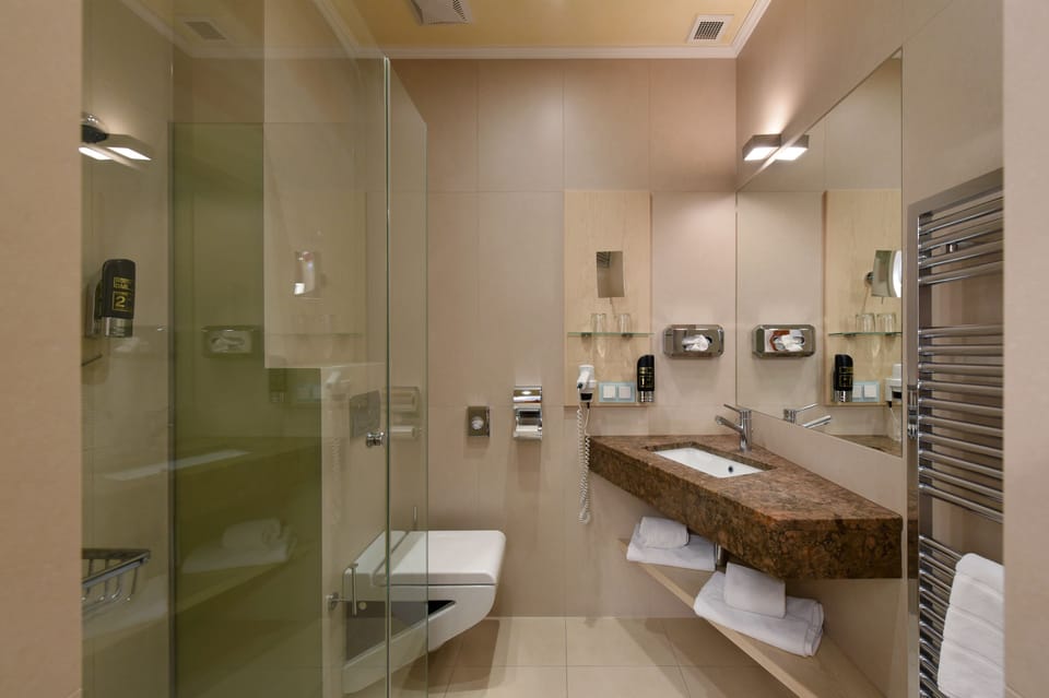 Superior Double Room | Bathroom | Hair dryer, towels