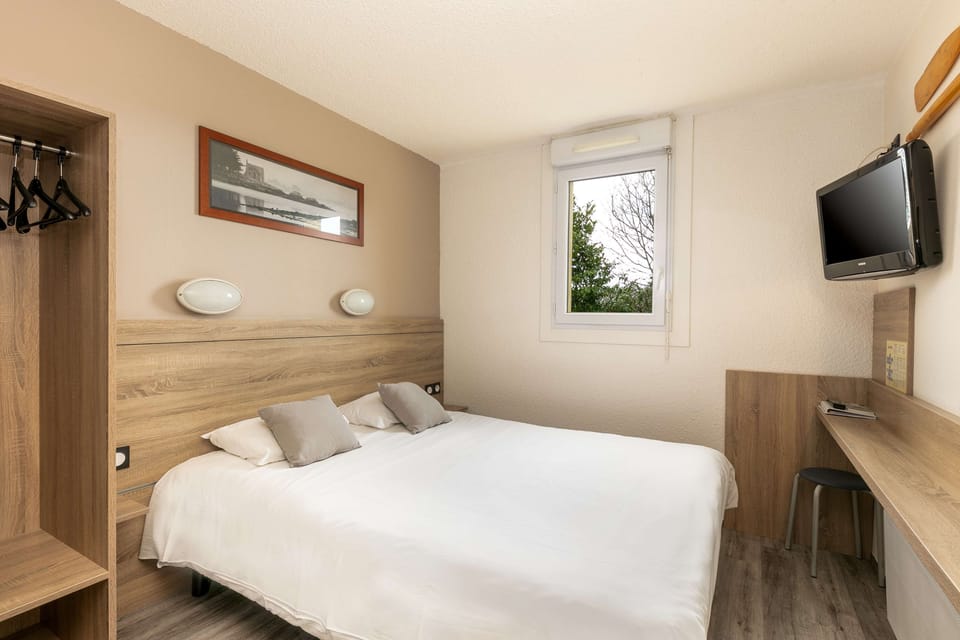 Double Room | Desk, soundproofing, iron/ironing board, free cribs/infant beds