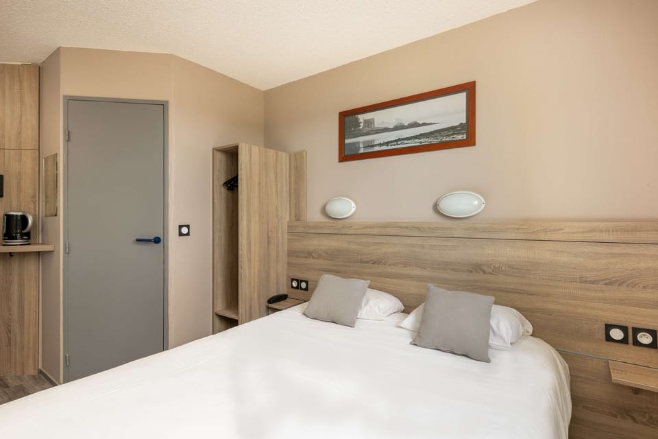Double Room | Desk, soundproofing, iron/ironing board, free cribs/infant beds