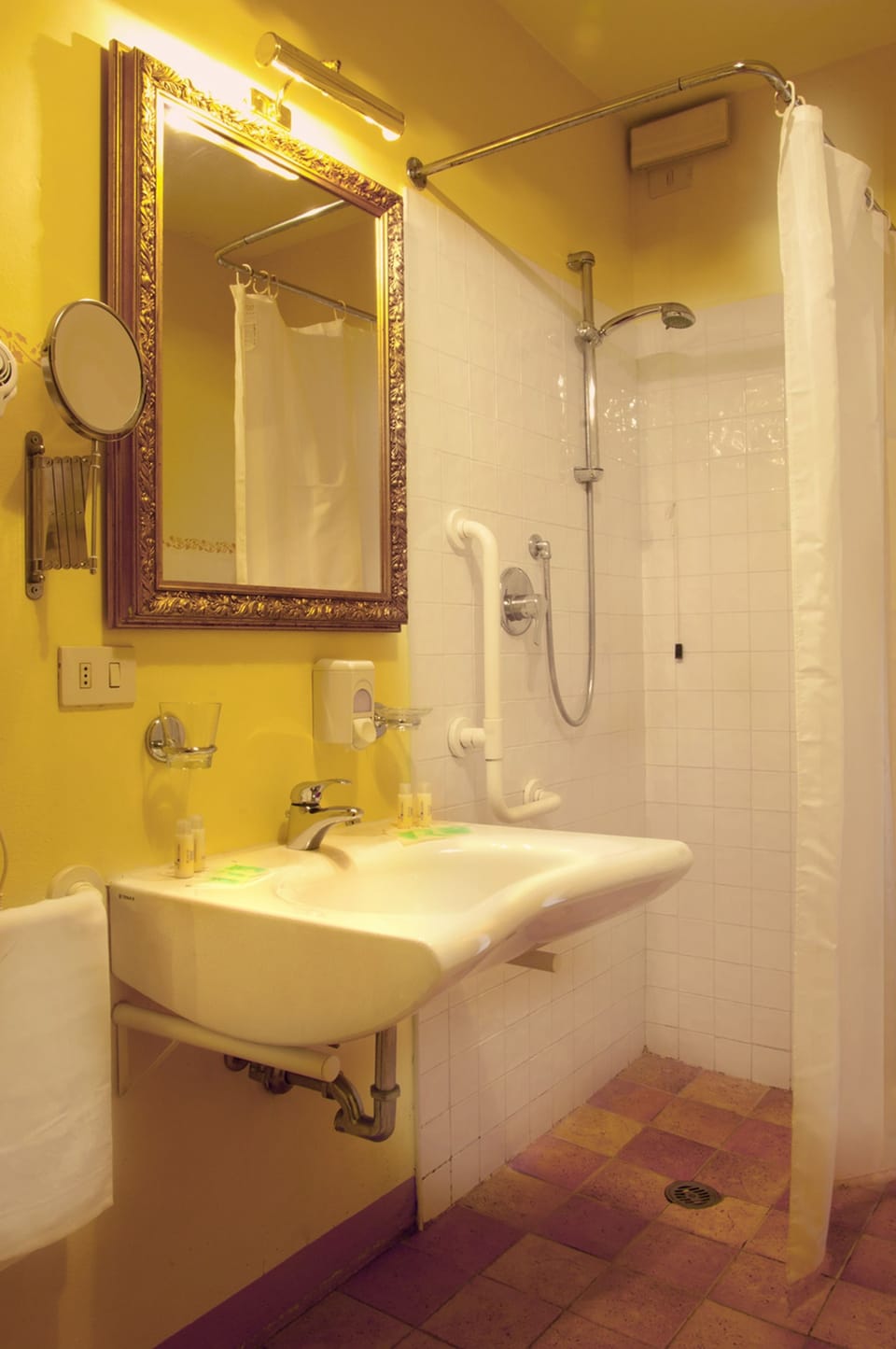 Superior Apartment, 2 Bedrooms, Kitchen, Garden View | Bathroom | Shower, free toiletries, hair dryer, bidet