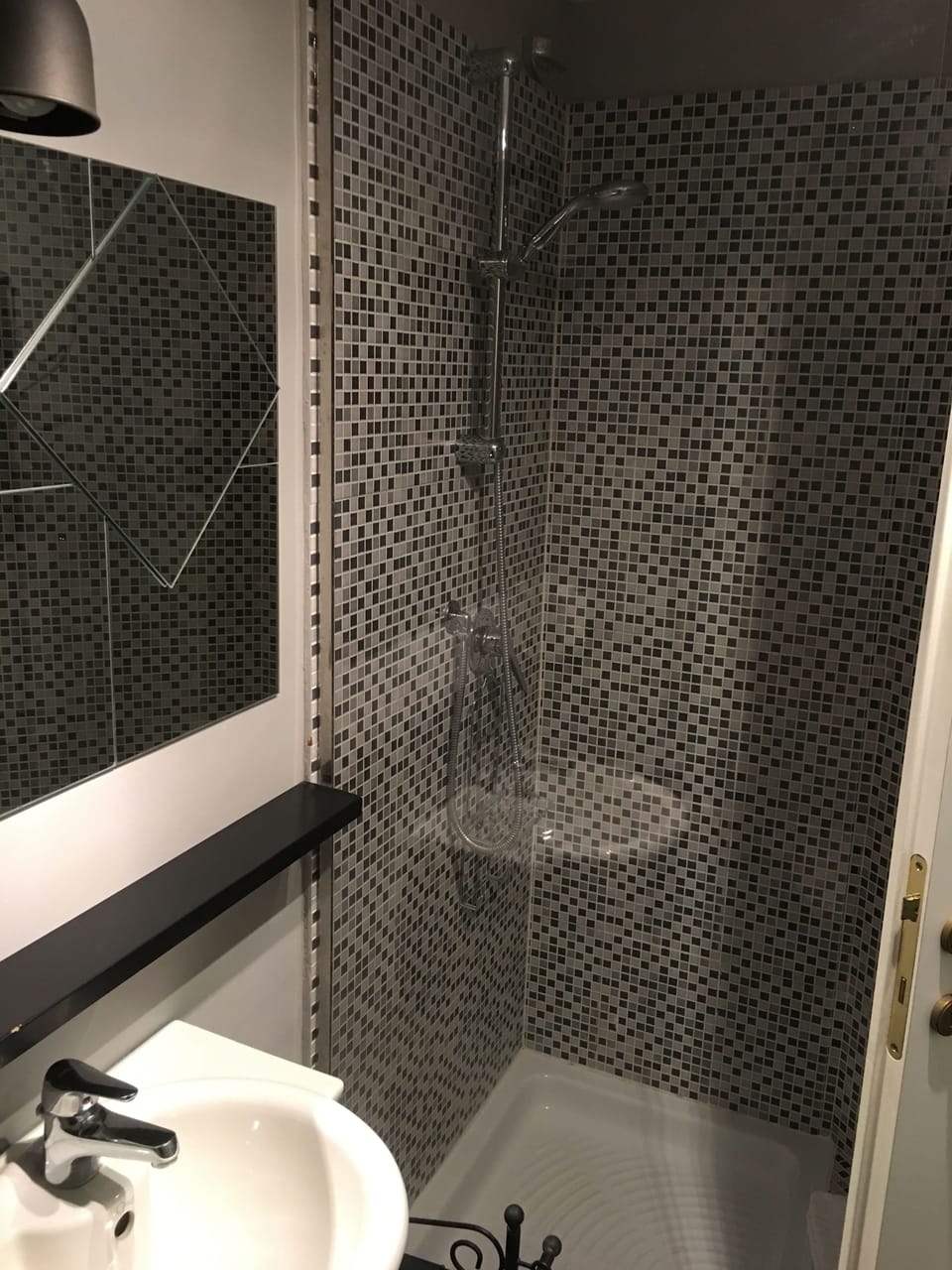 Triple Room | Bathroom | Free toiletries, hair dryer, bathrobes, slippers