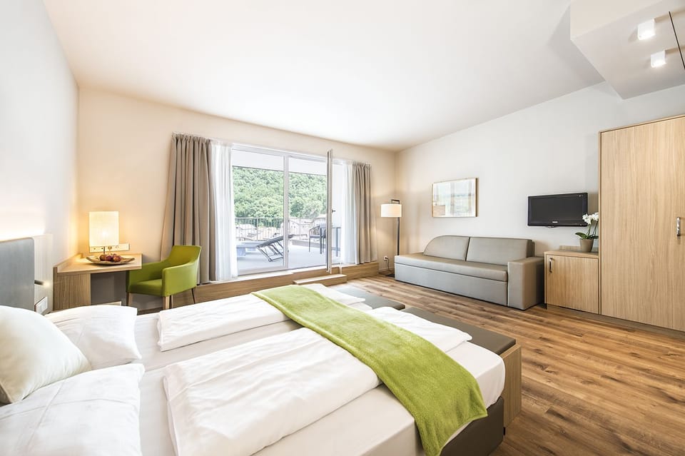 Loft | Hypo-allergenic bedding, minibar, in-room safe, desk