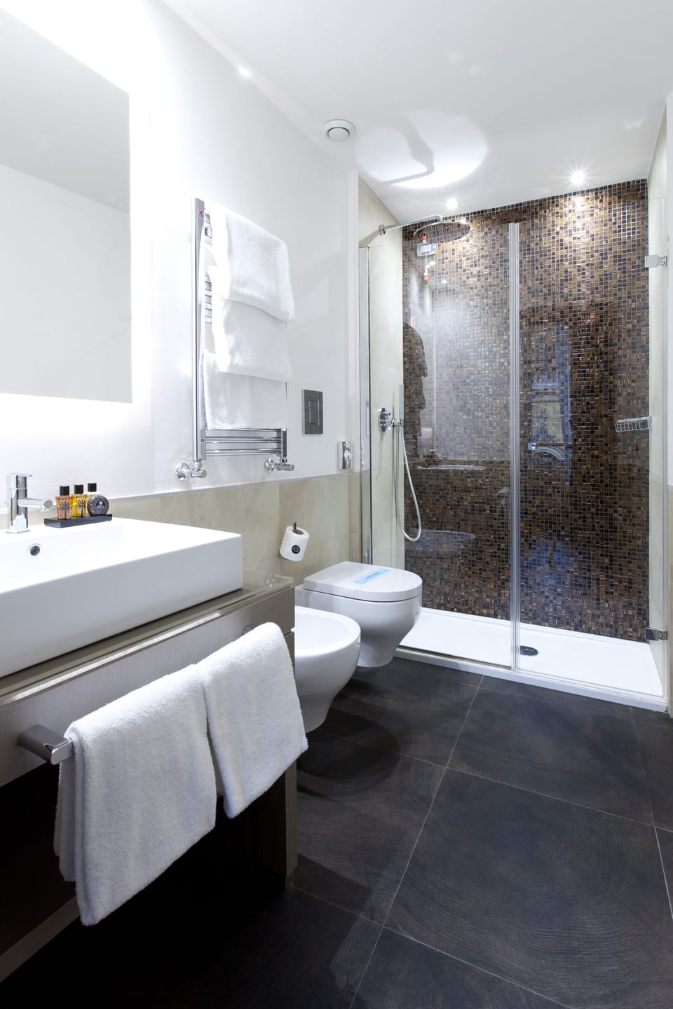 Standard Triple Room | Bathroom | Shower, free toiletries, hair dryer, bidet