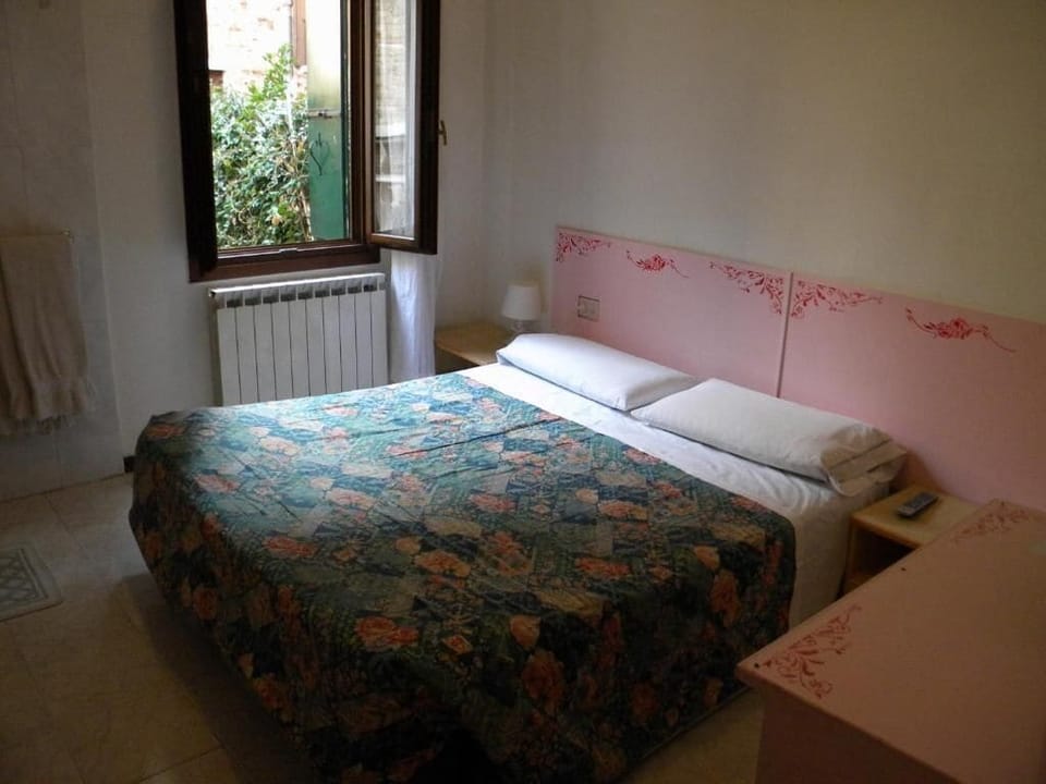 Desk, laptop workspace, soundproofing, WiFi (free)