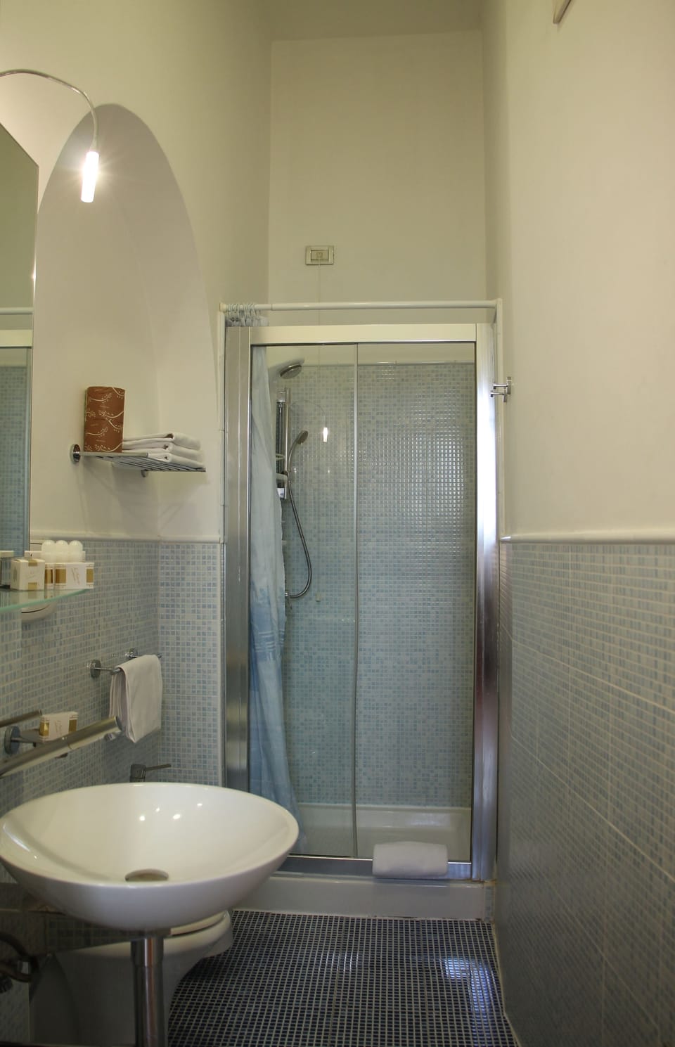Double Room | Bathroom | Rainfall showerhead, free toiletries, hair dryer, bidet