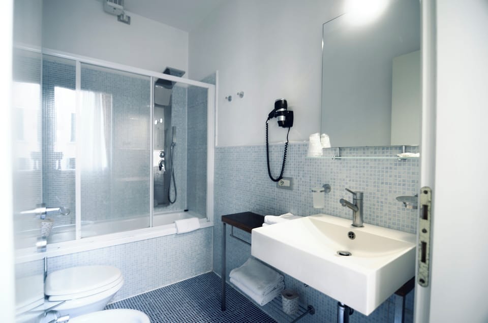 Superior Double Room, City View | Bathroom | Rainfall showerhead, free toiletries, hair dryer, bidet