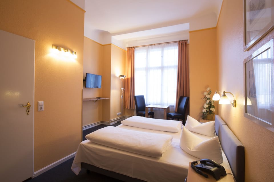 Double Room | Desk, free cribs/infant beds, free WiFi, bed sheets