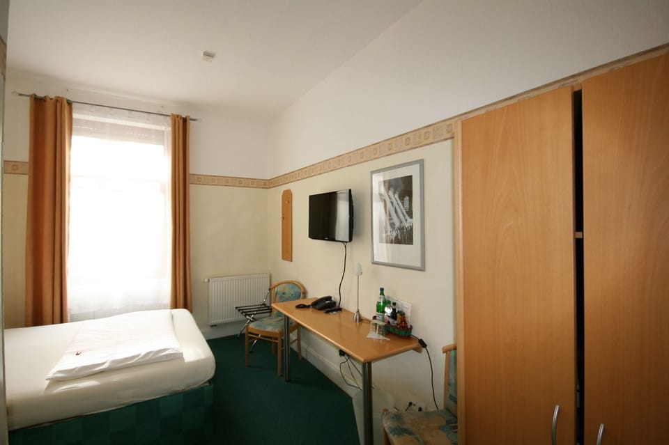 Single Room | Minibar, in-room safe, desk, soundproofing