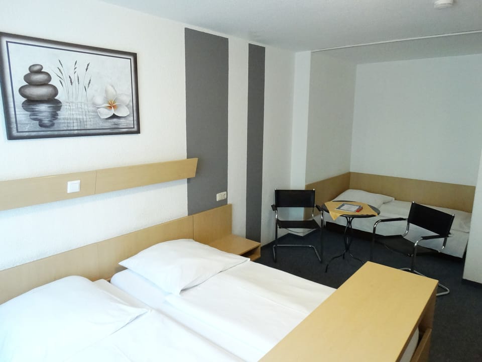 Business Triple Room | Desk, cribs/infant beds, free WiFi, bed sheets