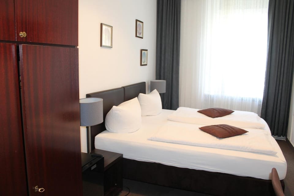Minibar, in-room safe, desk, iron/ironing board