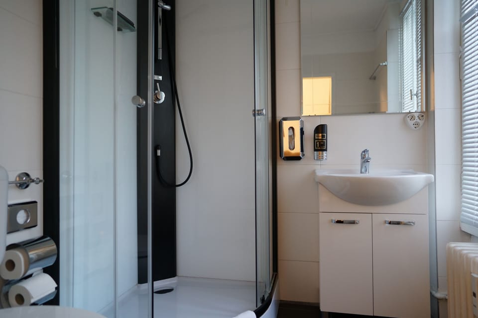 Single room | Bathroom | Shower, hair dryer, towels, soap