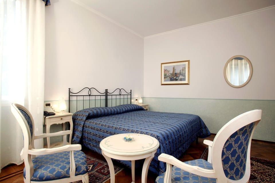 Minibar, in-room safe, desk, iron/ironing board