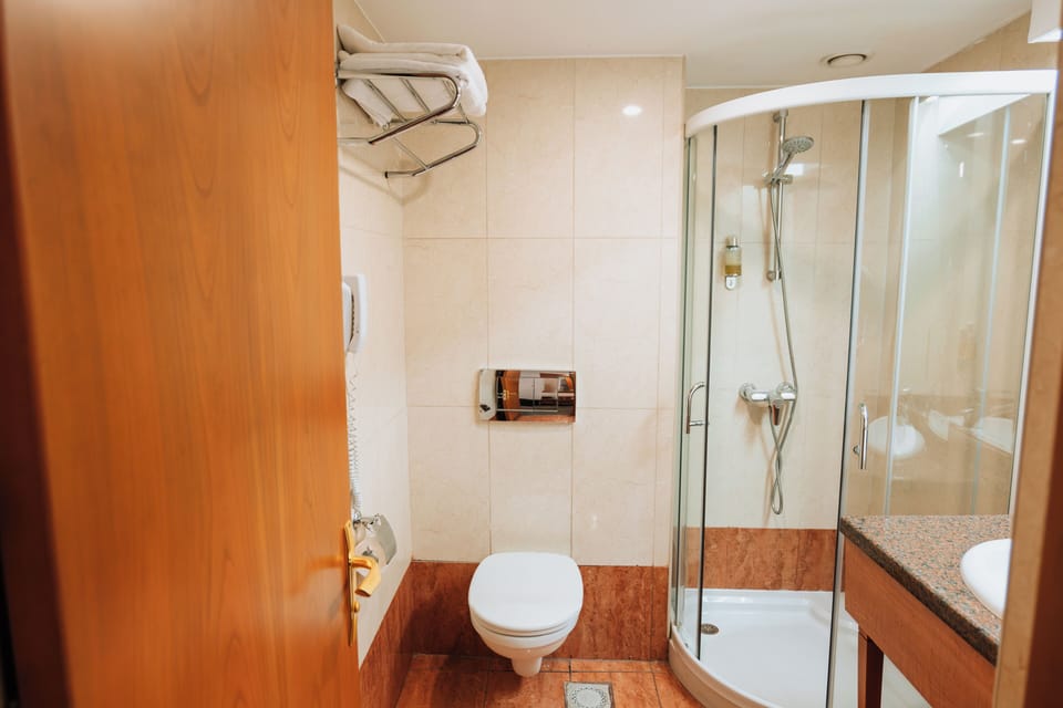 Junior Suite | Bathroom | Hair dryer, towels, soap, shampoo